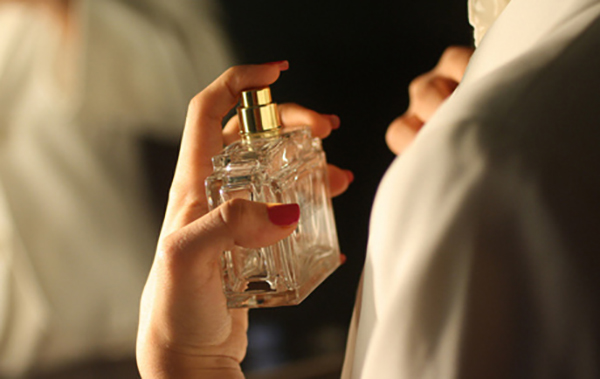 لکه عطر روی لباس 