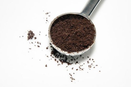 از جادوی قهوه برای از بین بردن بوی عطر مانده استفاده کنید