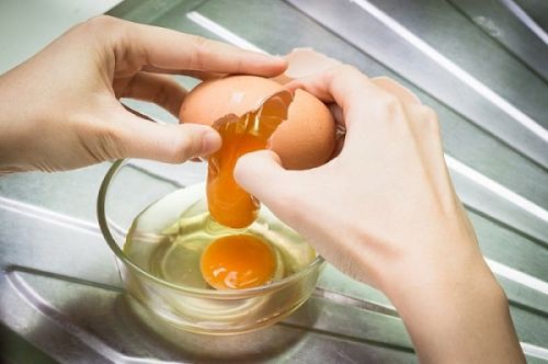 زرده‌ی تخم ‌مرغ  مناسب برای تقویت ناخن ها