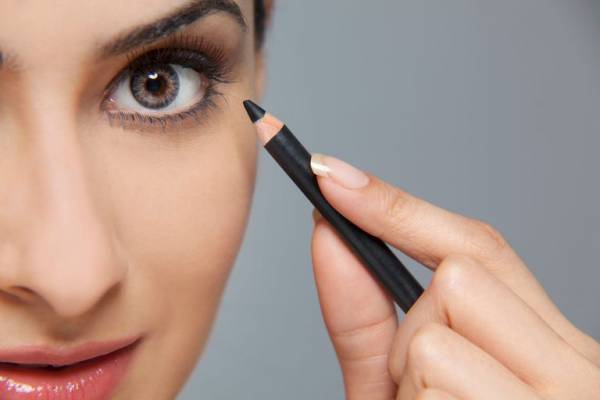 خط چشم نامرئی بین مژه‌ها