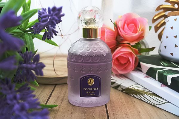 عطر زنانه گرلن اینسولنس با رایحه گل دار میوهای