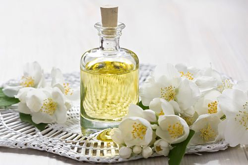 از کدام گل‌ های سفید در عطرسازی بیشتر استفاده می‌ شود؟