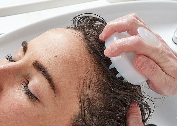 ماساژ در هنگام شستشو سر