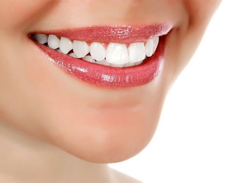 19 روش‌ طبیعی و خانگی برای سفید کردن دندان‌ها