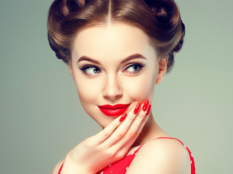 8 ایده آرایش خیره‌کننده که می‌توانید با لباس قرمز خود امتحان کنید!