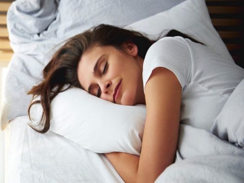 مهم‌ترین عوارض خوابیدن با موی خیس و راه‌های جلوگیری از آن