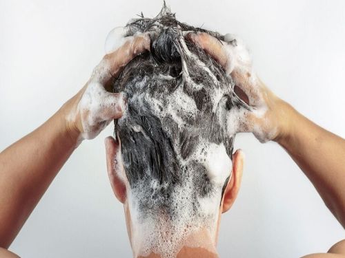 آیا دو بار شامپو زدن در حمام باعث آسیب به موها می‌شود؟