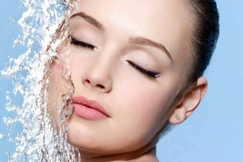 آیا برای شستن صورت باید از آب سرد استفاده کرد یا آب گرم