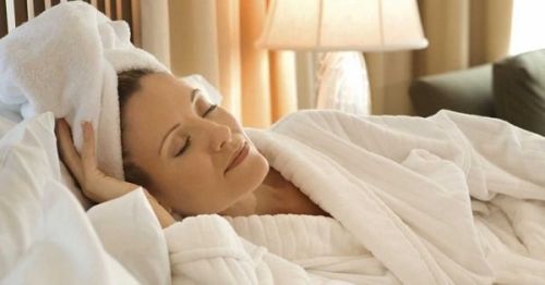 کاهش عوارض خوابیدن با موی خیس