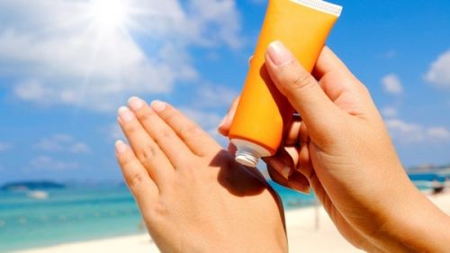 آیا فقط در فصل تابستان باید از کرم‌های ضد آفتاب لب استفاده کرد؟