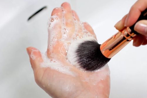 خطرات استفاده از برس‌ها و اپلیکاتورهای آرایشی ضدعفونی نشده
