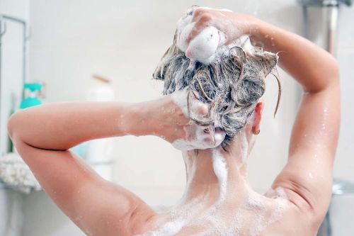 آب ولرم برای شستن مو ها