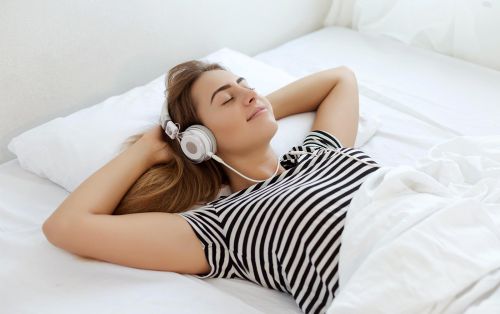 چه نوع موسیقی به بهتر خوابیدن ما کمک می‌کند؟