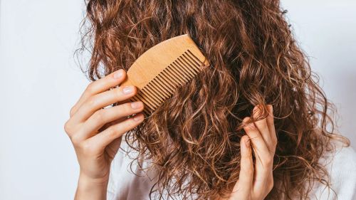 15 ماسک مو خانگی که برای موهای خشک و وز معجزه می‌کنند