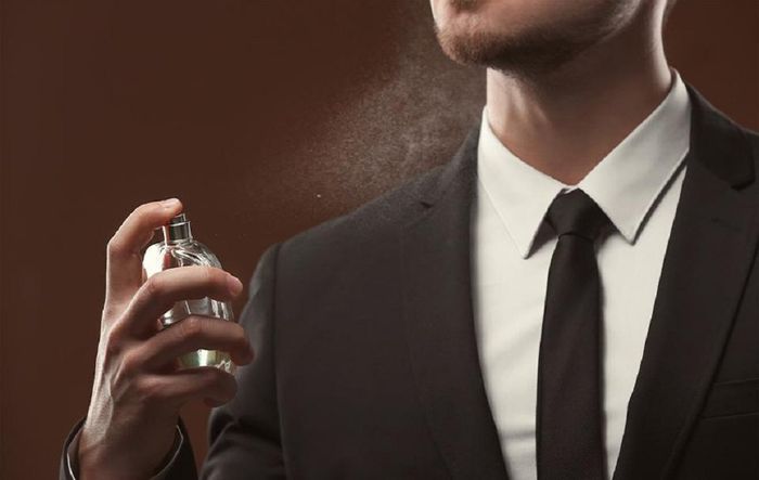 اسپری عطر روی لباس